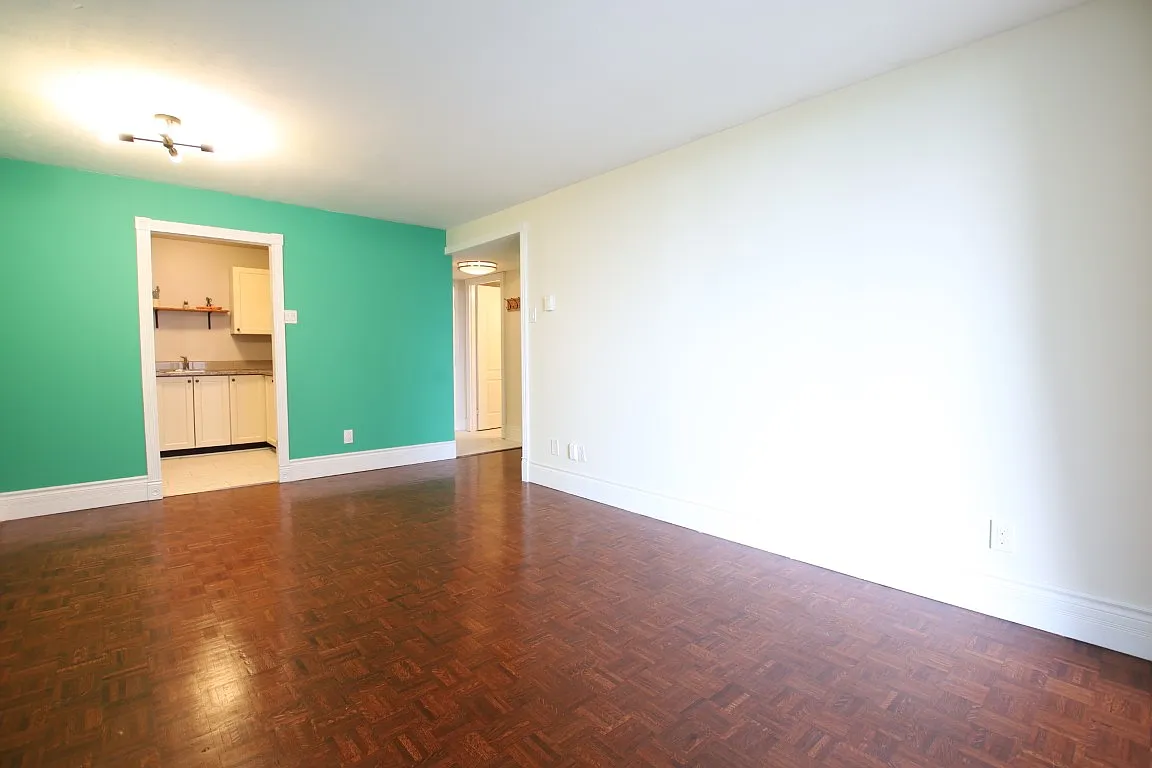 1006 Laurier Ave West — Photo 4