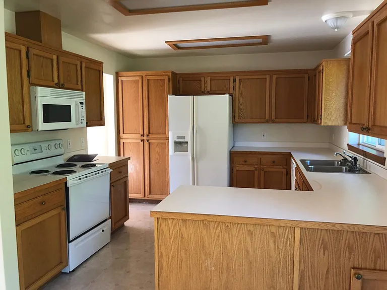 749 SW Regency Dr — Photo 4