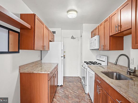 3rd image of 1900 Lyttonsville Rd APT 612