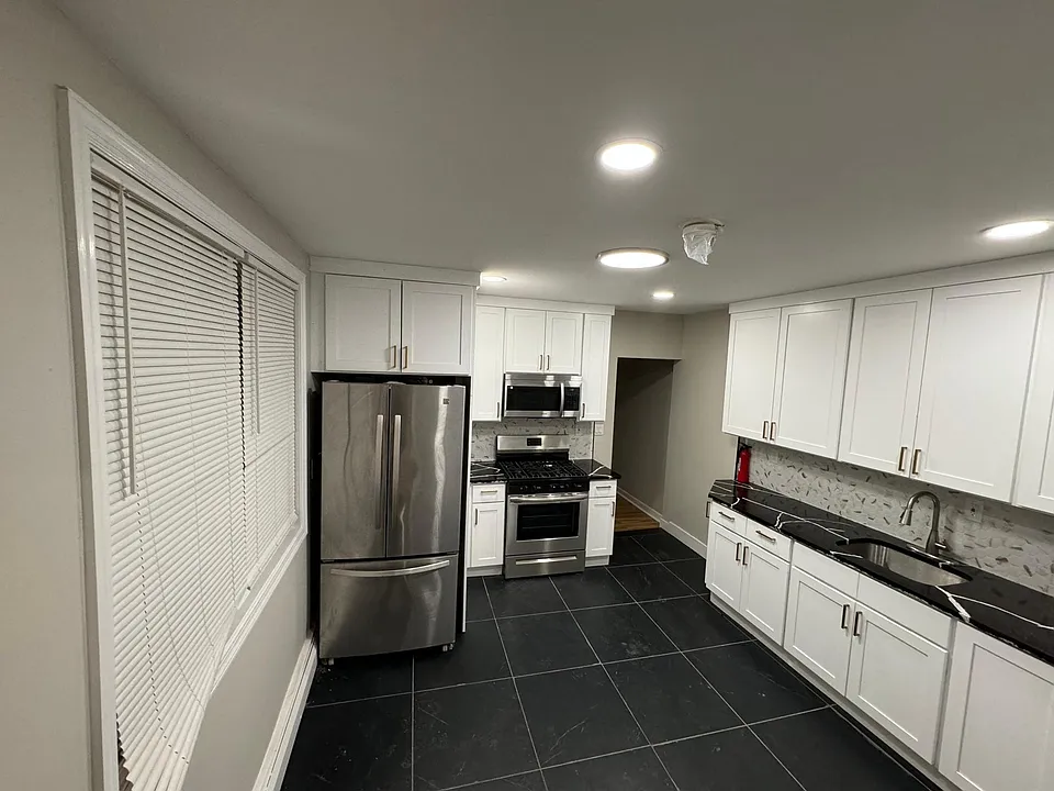 232 John St #1R