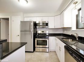 6864 N Northwest Hwy, Chicago, IL