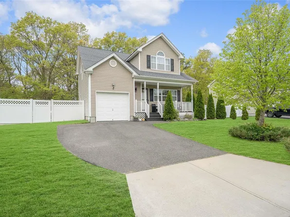 39 Chauncey Lane, Coram, NY 11727