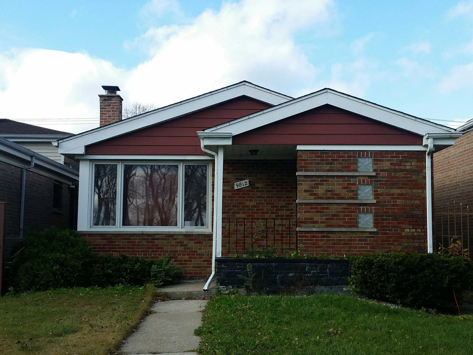 9812 S King Dr photo 1
