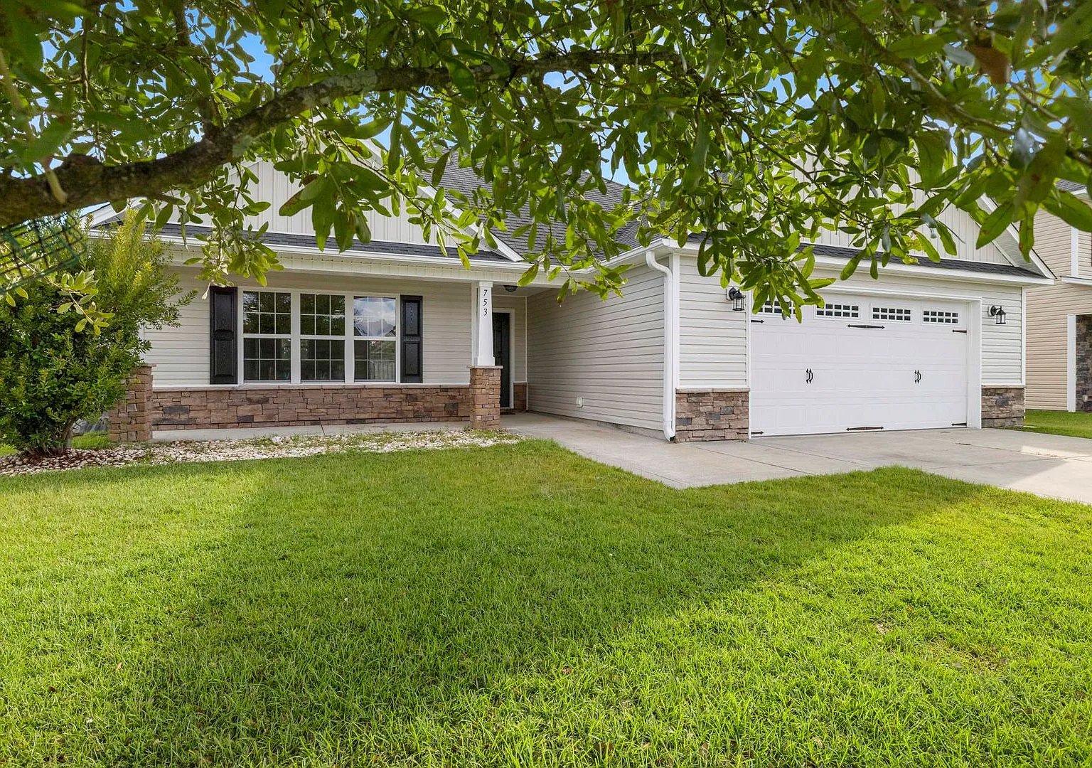 Charming 3-Bedroom Home in Carolina Plantations! — Photo 4