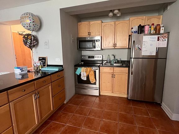 3rd image of 433 W Wellington Ave #10B