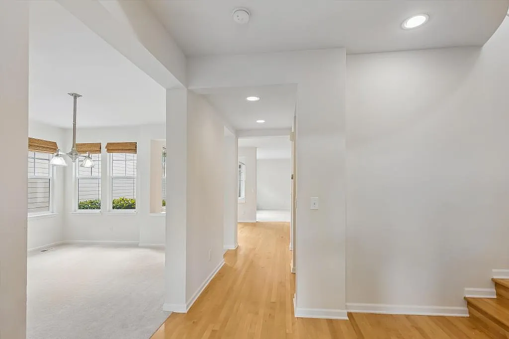 Redmond Ridge Freshly Updated 3 Bedroom Home - 3 bedrooms — Photo 3