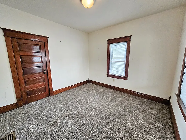404 W Market St — Photo 8