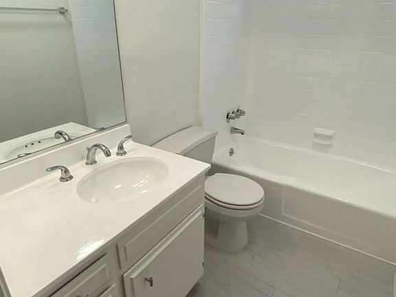4th image of 1224 S Barrington Ave APT 201