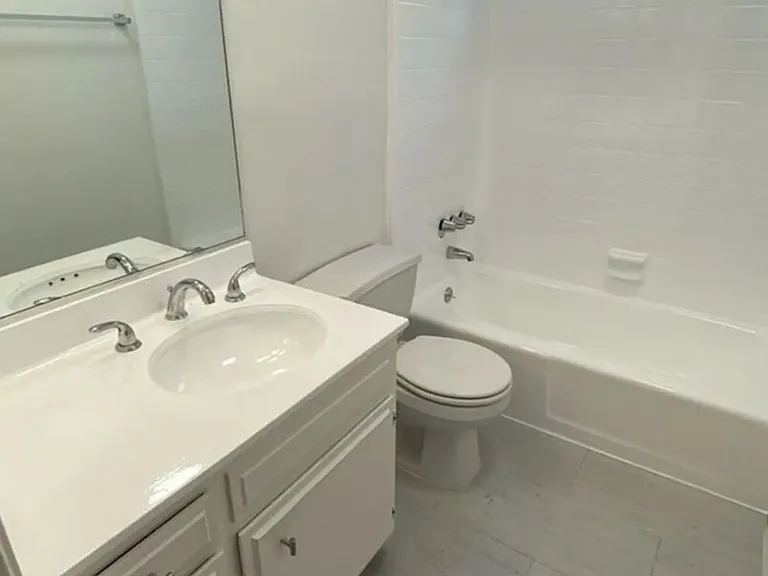 1224 S Barrington Ave — Photo 4