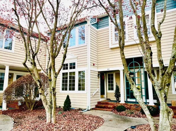 701 Winthrop St APT 212, Taunton, MA 02780