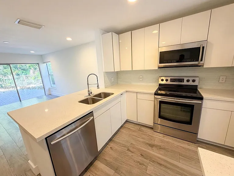 1145 W Lake St — Photo 11
