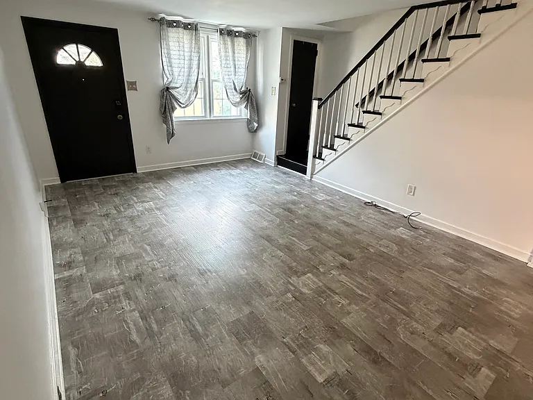 144 S Academy Ave — Photo 7
