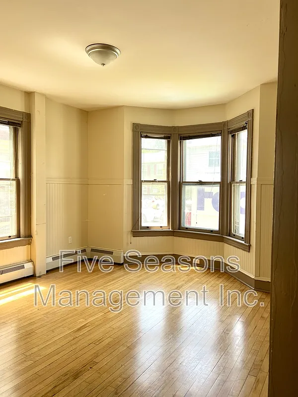 3 bed, 2.0 bath, 1200 sqft, $2,400 — Photo 2