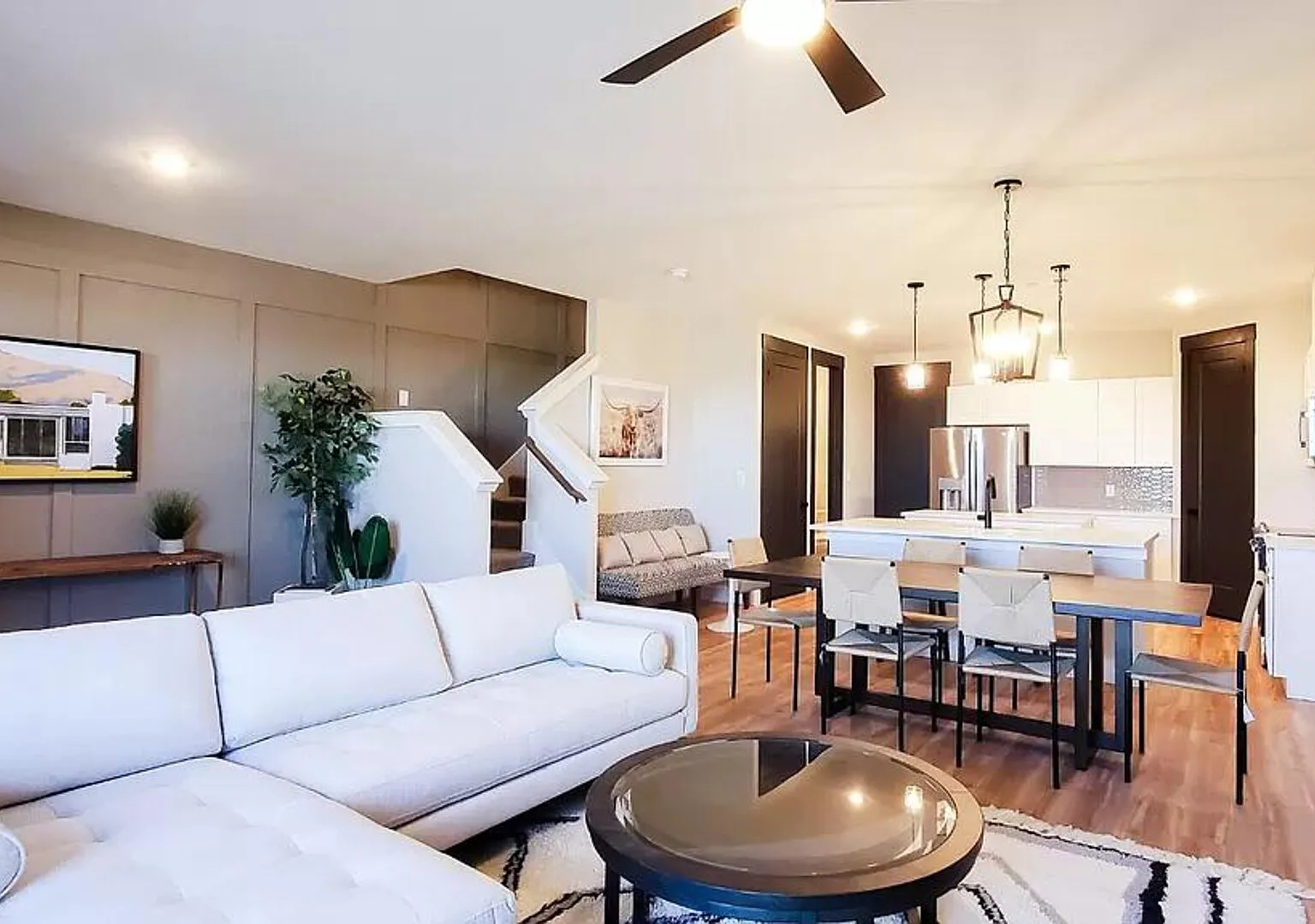 Loop, Luxury Large 3BR, 3.5 Bath, Sleeps 9, Wifi — Photo 2