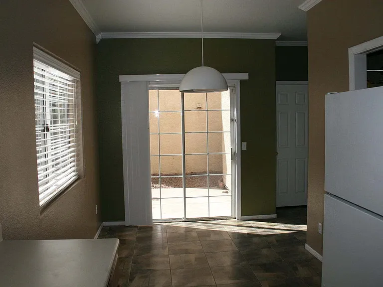 1013 W Westchester Ave — Photo 12