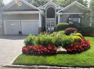 42 Redan Dr, Smithtown, NY