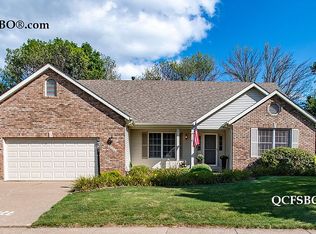 2771 Chesterfield Dr, Bettendorf, IA 52722