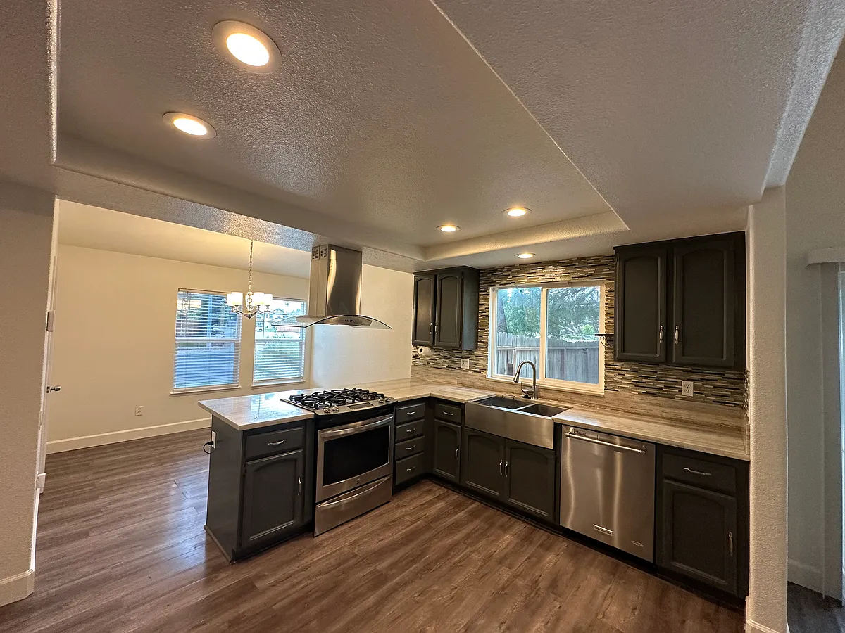 Building Photo - 1585 Pebblewood Dr
