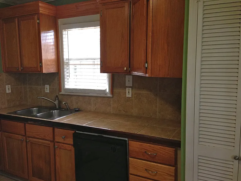 1572 Beatie Ave SW — Photo 3