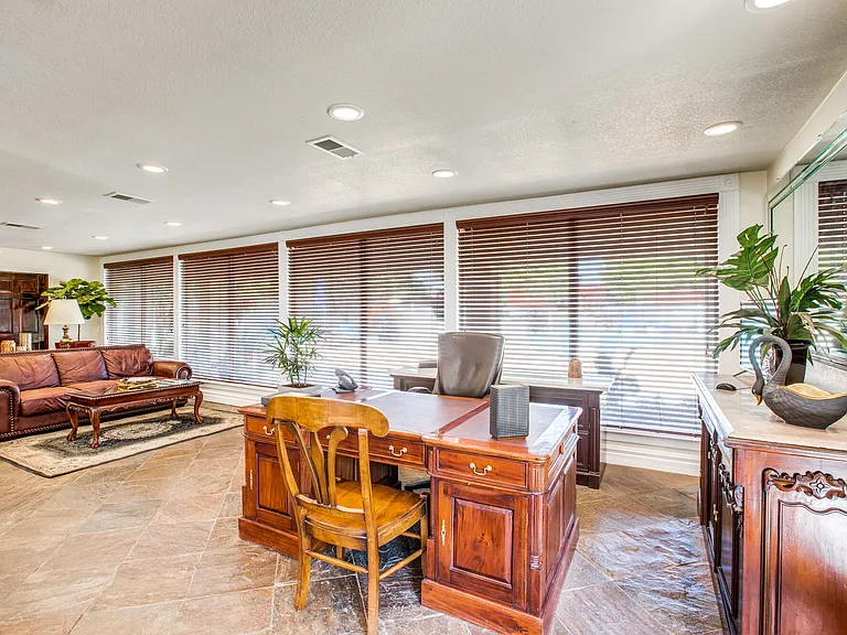 Leasing Desk