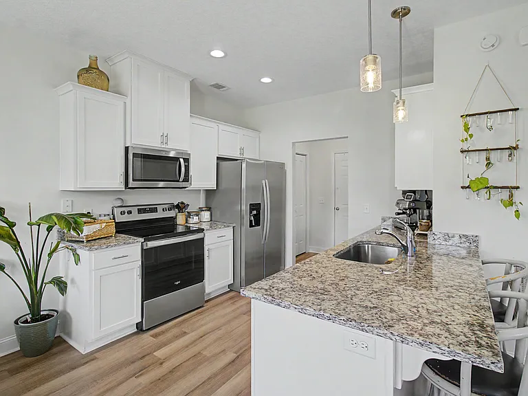 900 Grayson Ave — Photo 6