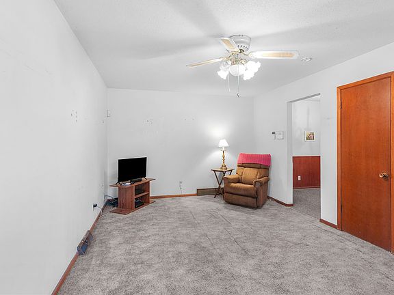 5th image of 2832 E Grand Ave