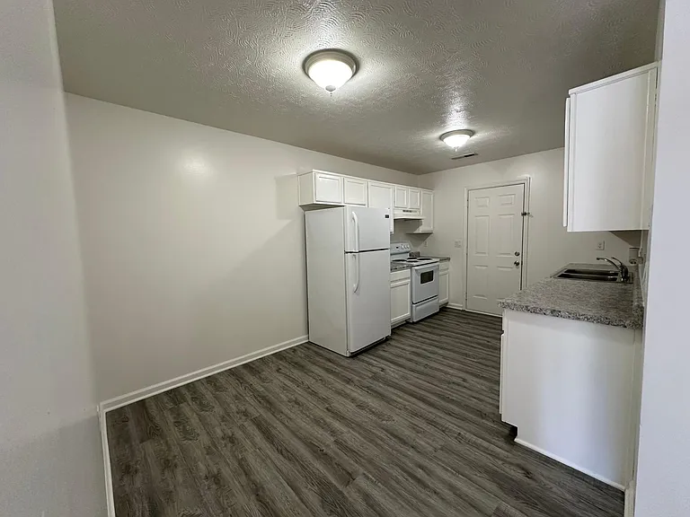 708 E Utica St #B — Photo 6