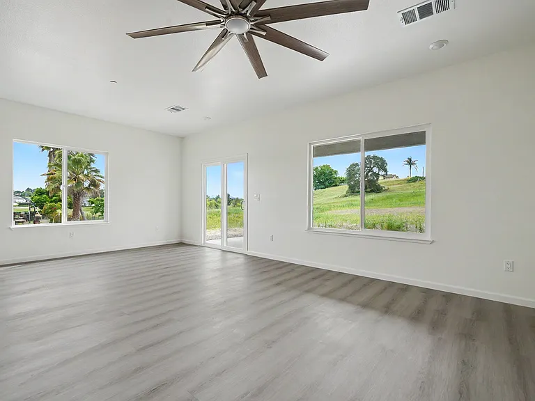 2426 Village Dr — Photo 29