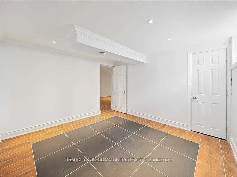 93 Westmount Dr S #LOWER — Photo 7