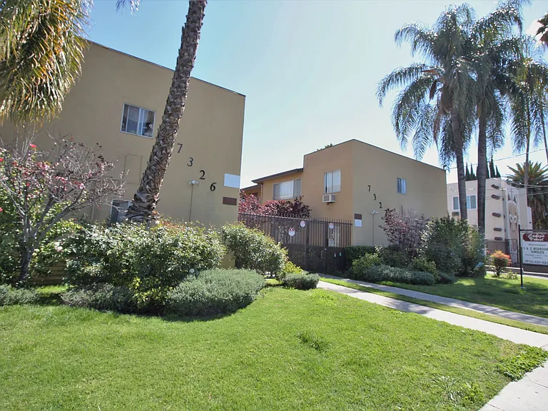 Canoga Variel Apartments- Canoga Park, CA — Photo 13
