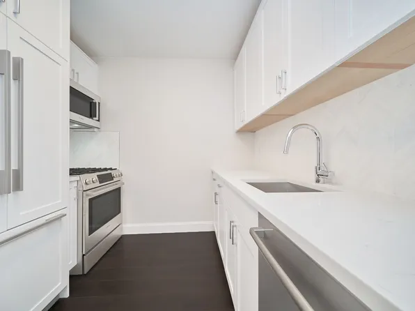 160 Riverside Boulevard image 6 of 14