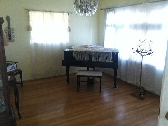 4th image of 1543 Genevieve St