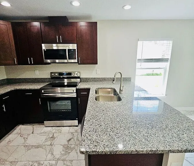 113-115 E Jackson St #113 — Photo 4