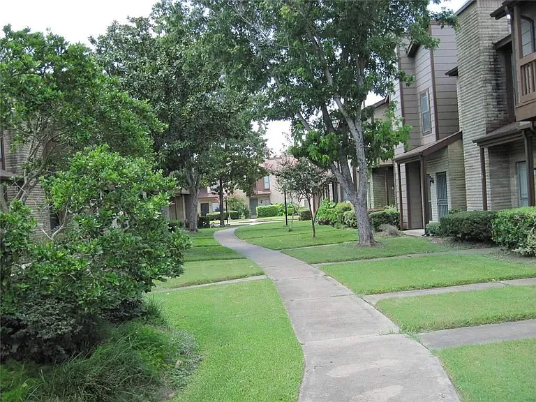 12300 Brookglade Cir #125 — Photo 3
