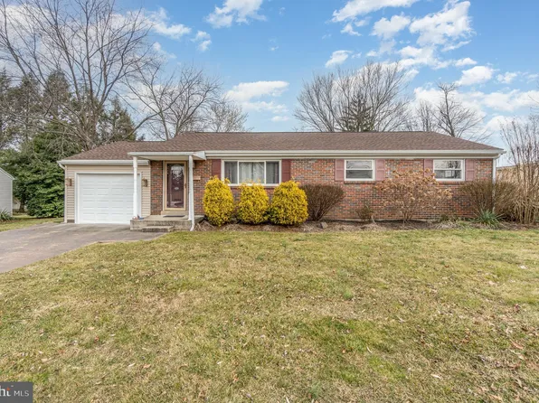 17 Neponsit Ln, Camp Hill, PA 17011