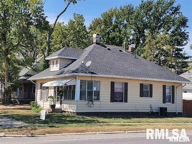 1st image of 300 W Pecan St