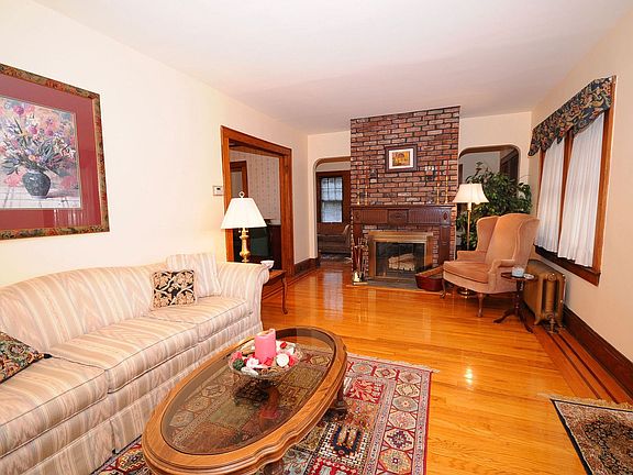 Cozy Living room with sparkling hardwood floors