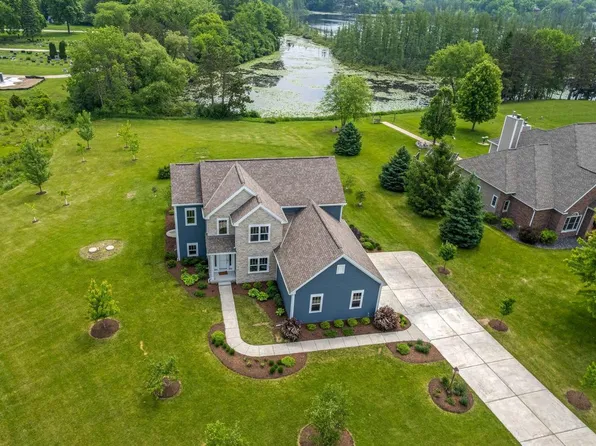 W356N6752 East Stonewood DRIVE, Oconomowoc, WI 53066