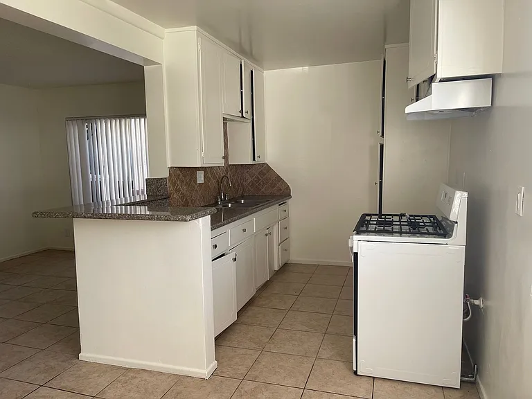 139-145 E Spring St — Photo 6