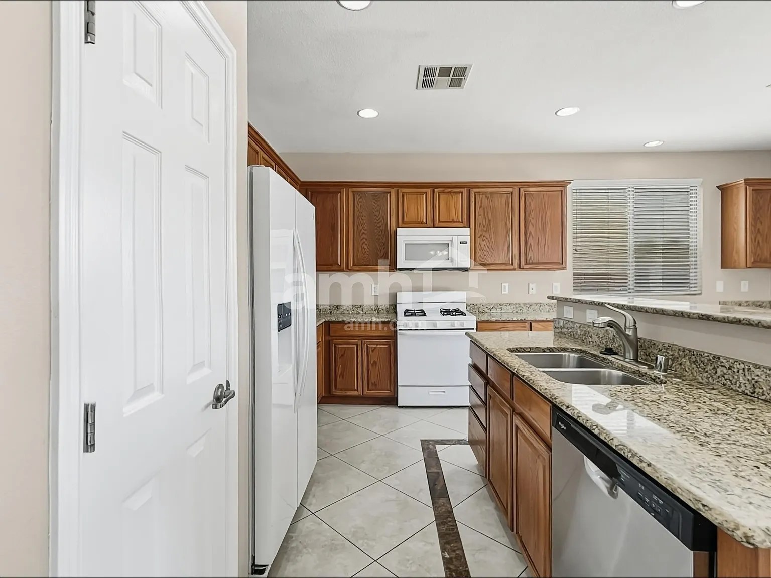 5 bed, 3.0 bath, 2569 sqft, $2,715 — Photo 3