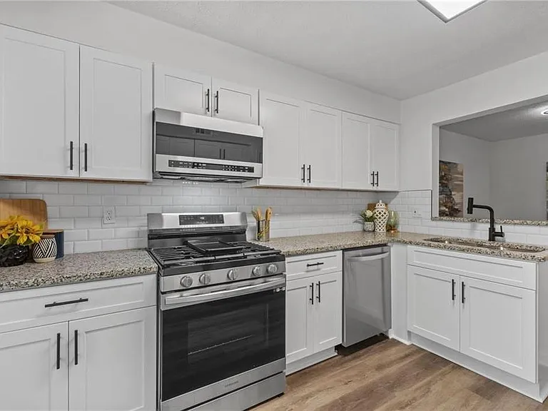 9404 Cypress Ln — Photo 5