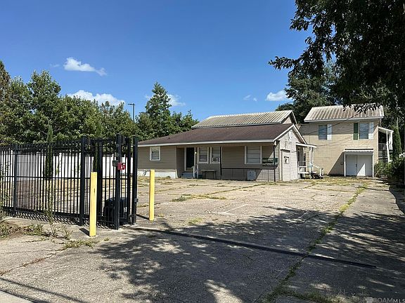 2nd image of 555 E Boyd Dr