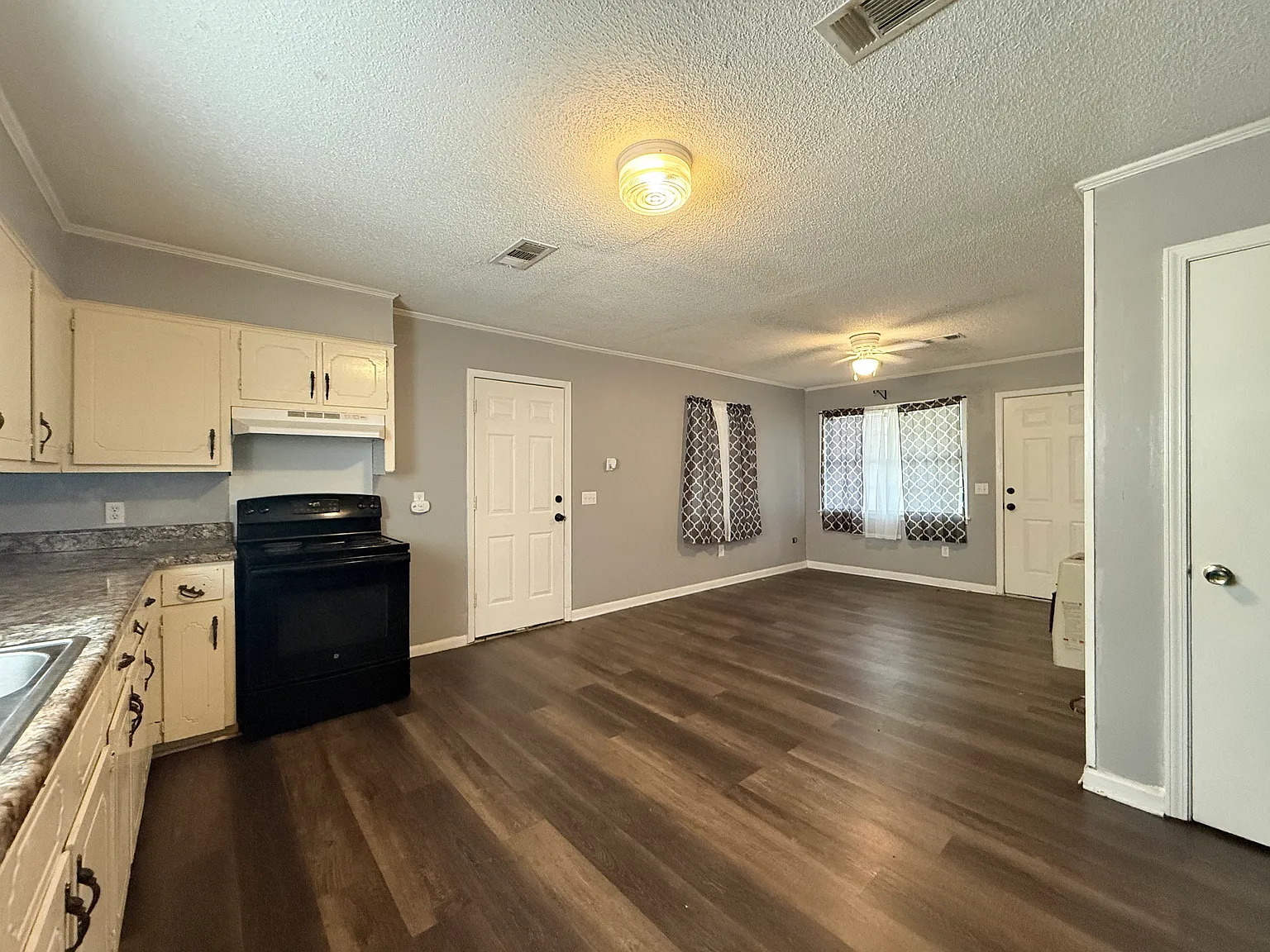 3 bed, 1063 sqft, $1,250 — Photo 3