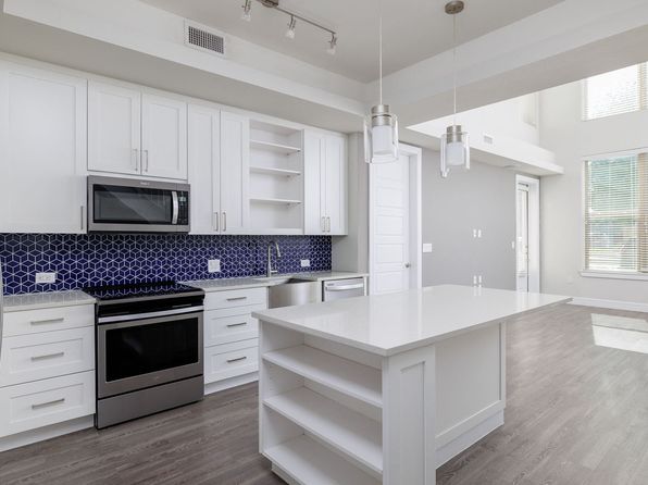 10727 Domain Dr #605