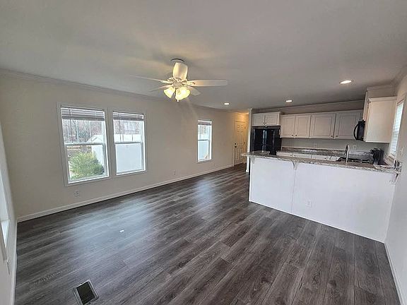 3rd image of 168 Red Oak Ct