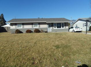 561 Lakelawn Blvd, Aurora, IL 60506