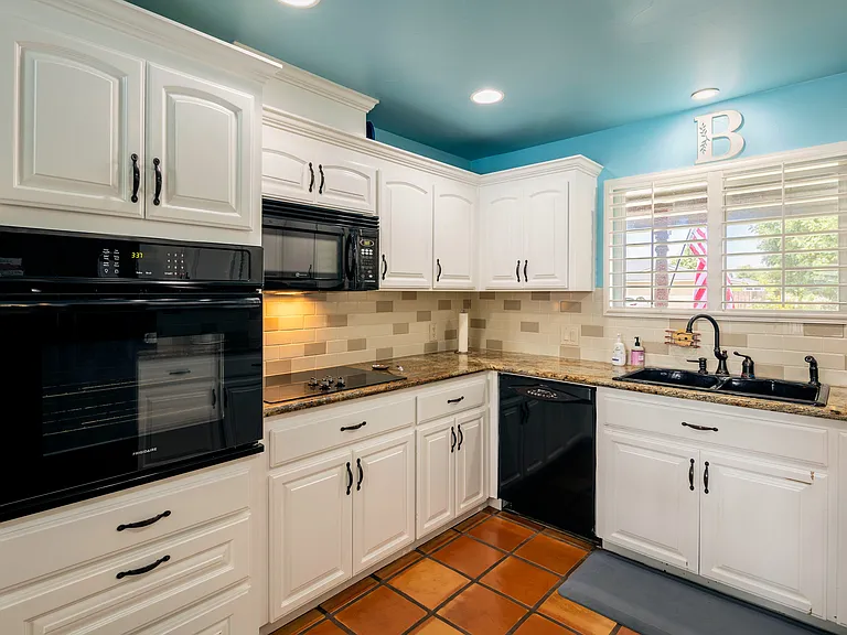 6519 N Mariposa St — Photo 32