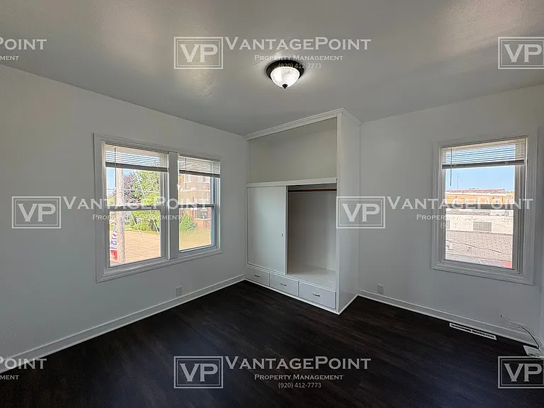 213 E Green Bay St #B — Photo 8