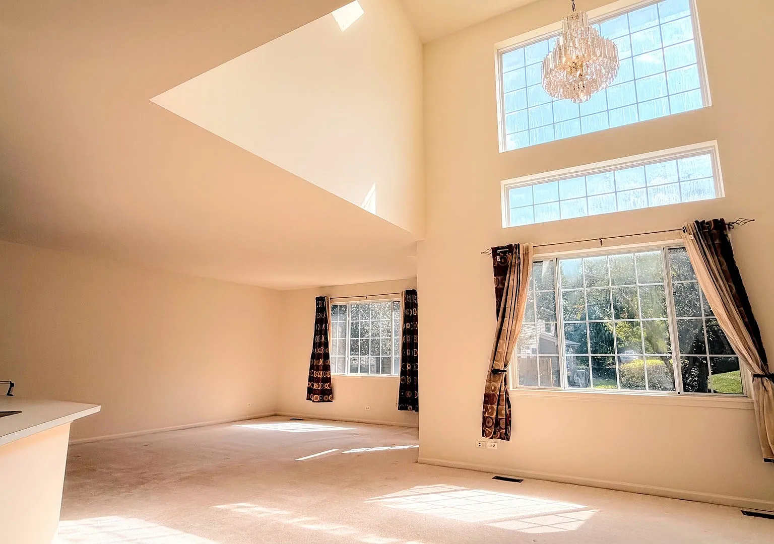 3 bed, 2.5 bath, 1950 sqft, $2,700 — Photo 3