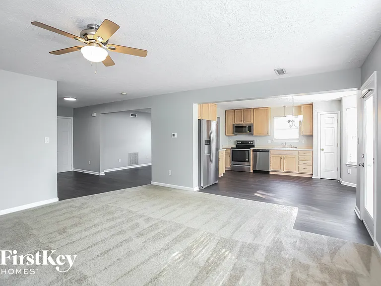 461 E Clear Lake Ln — Photo 2